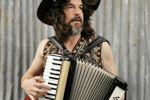 Luca Bassanese in concerto a Torre del Lago. Anticipa l'incontro un saluto di Marialina Marcucci