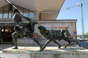 Pietrasanta: un dialogo d'arte fra generazioni in piazza Tommasi