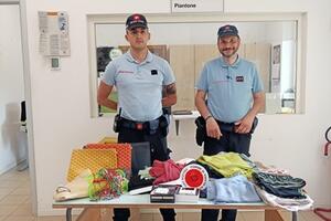 Abusivo, ma al passo con i tempi: fermato un pakistano con merce e Pos per i clienti