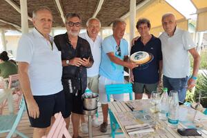 I "ragazzi" della Lampo anni '70 fanno squadra al bagno Alba