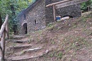 Sono 9 i metati che si sono accesi a Stazzema: gli antichi essiccatoi in pietra nei boschi dell&#039;Alta Versilia tornano di nuovo a fumare con le castagne