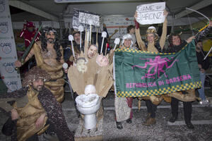 Premiazioni del Carnevaldarsena: “Game of Sthronz” vince il 12° Trofeo Beppe Bugia, Pasquinucci diventa Cavaliere della Repubblica di Darsena