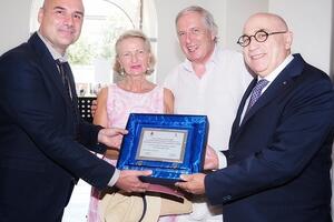Consegnata targa commemorativa all&#039;Arciduca Michael D&#039;Asburgo Lorena in visita a Forte dei Marmi
