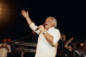 Jerry Calà festeggia 75 anni a Casa Fiori Chiari Versilia: musica dal vivo, comicità e il brindisi con gli amici