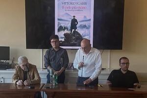 Sgarbi a Forte dei Marmi: il Giardino d'Inverno di Villa Bertelli gremito per "Il cielo più vicino"