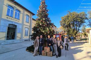 Forte dei Marmi: Pacchi natalizi per le famiglie in difficoltà. La categoria degli Ambulanti consegna il proprio gesto di solidarietà al Comune