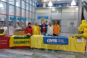 Ospedale Versilia: un omaggio floreale alle donatrici per l’8 marzo. La dottoressa Raffaelli: “Il plasma è un liquido prezioso per la vita di tutti”