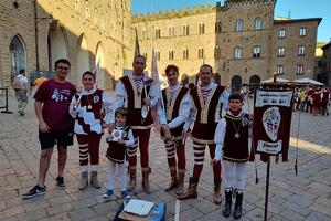 Seravezza: la maestria degli sbandieratori del Palio dei Micci arriva in alto mare, per il Trofeo del Mediterraneo