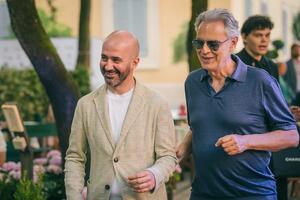 Andrea Bocelli alla Versiliana. Al Caffè una partita a scacchi con Roberto Mogranzini, 24 agosto