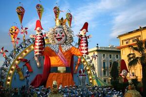 Carnevale di Viareggio: l'ultima sfilata tra colori, fuochi e sapori locali