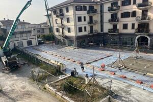 Ripresi i lavori di piazza Pertini a Querceta dopo un lungo periodo di piogge