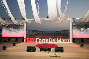 Si è conclusa la quarta edizione di TEDx Forte dei Marmi, sulla spiaggia sold out. Annunciato il tema 2027: "Timeless by Design" e la call for speakers aperta a designer, architetti e cantieri