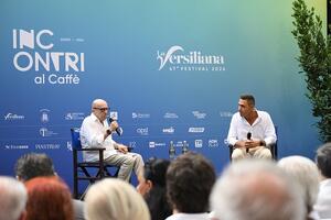Vannacci alla Versiliana: platea gremita per l'intervista di Sallusti