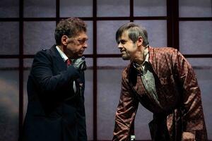 Teatro dell'Olivo di Camaiore: venerdì 6 febbraio "A Mirror. Uno spettacolo falso e non autorizzato" con Ninni Bruschetta e Claudio "Greg" Gregori