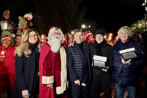 Forte dei Marmi celebra due storici bagnini: consegnate le targhe di riconoscimento durante l&#039;inaugurazione di &quot;Natale al Forte&quot;