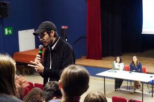 Talk musicale con Antonio Maggio alla Ugo Guidi per la Giornata internazionale contro la violenza sulle donne. L&#039;assessore alla Pubblica Istruzione Elisa Galleni: &quot;La musica ha parlato al cuore dei ragazzi&quot;