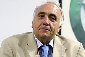 Il professor Beniamino Palmieri in conferenza a Villa Bertelli sui network e la babele del web