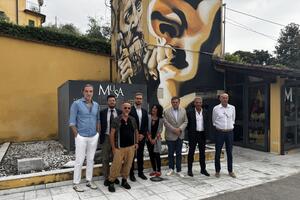 Pietrasanta: inaugurato il volto di Michelangelo che dà forma al suo David, al Musa la street art di RHD sulla Cabina Enel