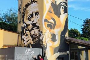 Pietrasanta: il volto di Michelangelo che dà forma al suo David, la street art di Rhd sulla cabina Enel