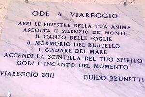 Viareggio, la cittadina Anita D’Aloisiola al sindaco Giorgio Del Ghingaro: &quot;Riportate nella sede originaria la targa con L&#039;ode a Viareggio”