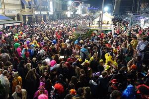 Il pesce sorridente nel manifesto del Carnevaldarsena 2026 opera del maestro carrista Carlo Lombardi: “La festa è qui”