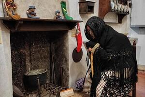 Seravezza: la casa della Befana a Palazzo Mediceo. La "padrona di casa" accompagnerà i bambini alla visita del museo, domenica 4 gennaio