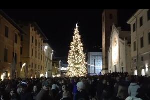 Aspettare la mezzanotte del Natale bevendo: la tradizione del Camel Ponce di Pietrasanta che quest’anno è finita nel sangue