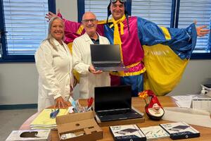 Il Comitato Carnevale Rione Campo d’Aviazione di Viareggio dona due computer all’Oncologia del “Versilia”