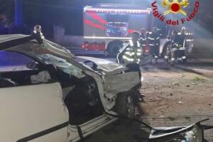 Perde il controllo dell’auto e si schianta contro un albero: tre feriti nella notte al Varignano