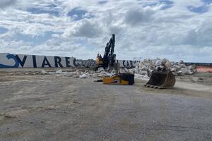 Clamoroso a Viareggio: abbattuto il muraglione del porto con le scritte per il Carnevale e Mario Tobino