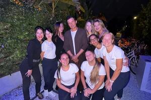 L'attore Orlando Bloom a cena al Maitò di Forte dei Marmi. Il volto dei kolossal cinematografici ha assaggiato le “penne alla Maitò”
