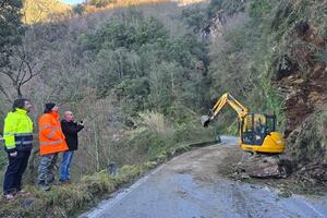 Frana sulla Provinciale 10 di Arni: viabilità interrotta per ore.    Isolate diverse frazioni di Stazzema   Il sindaco Verona: «Arteria che necessita di un investimento straordinario»