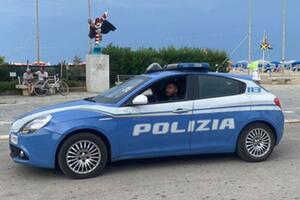 Parcheggio malriuscito: l&#039;auto finisce sulla passeggiata di Viareggio