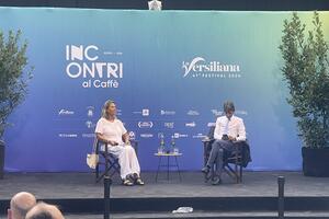 Donzelli  respinge gli attacchi della giornalista Fusani nell'incontro alla Versiliana