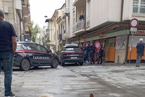 Terrore in centro a Viareggio: armato di pistola finta cerca di rapinare la Conad di via Battisti, bloccato e arrestato
