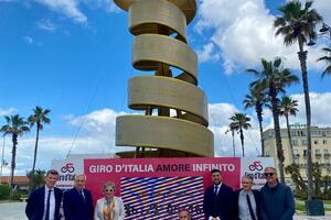 Viareggio, un “Trofeo Senza fine” di 10 metri per omaggiare il Giro d’Italia