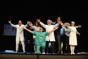 Al Teatro Vittoria Manzoni di Massarosa arriva la commedia brillante “Gli allegri chirurghi” con I MattAttori, venerdì 20 marzo, ore 21