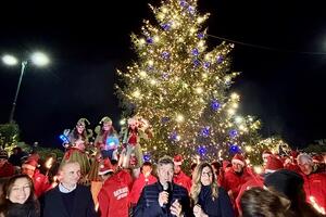 Un Natale che arriva dal mare: folla, emozione e tradizione per l&#039;inaugurazione di &quot;Natale al Forte 2025&quot;