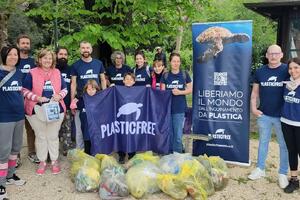 Giovani e giovanissimi al primo clean-up di PlasticFree a Pietrasanta