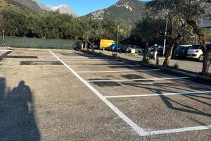 Seravezza: Nuovo parcheggio in via De Gasperi a Marzocchino. Realizzati 13 stalli, uno per disabili e quattro per ciclomotori
