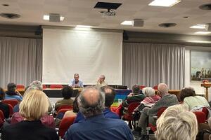 “Basta guerre”. Il professor Alessandro Volpi all'incontro organizzato dal Forum per la Pace della Versilia in preparazione al corteo contro l’attacco americano e israeliano in Iran