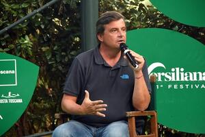 Il leader di Azione Carlo Calenda al Caffè de La Versiliana