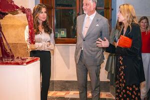 Il Ministro della Cultura Alessandro Giuli onora la Versiliana tra il Caffè e la visita alla mostra &quot;Io contengo moltitudini&quot;