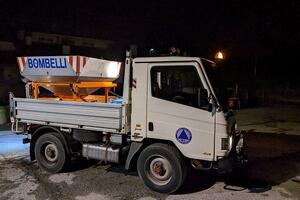 Camaiore: Ghiaccio sulle strade. La Protezione Civile in azione sulle strade collinari con la macchina spargisale