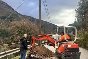 Camaiore: via all'ampliamento della rete di pubblica illuminazione a Casoli. Contemporaneamente partito anche l'intervento di potatura dei tigli subito fuori dal paese