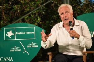 Al Caffè della Versiliana il presidente della Regione Toscana Eugeni Giani e il sindaco di Pietrasanta Alberto Stefano Giovannetti per parlare di Leone X e Pietro Leopoldo