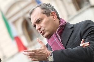 "Poteri occulti", il libro di Luigi De Magistris a Villa Bertelli, sabato 24 gennaio