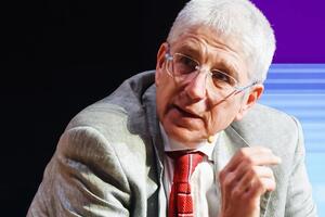 Mario Giordano con il suo ultimo libro alla rassegna Parliamone in Villa a Villa Bertelli, domenica 26 luglio