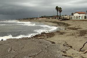 I Paladini Apuoversiliesi lunedì 15 giugno ore 18 a Villa Bertelli faranno il punto sull’erosione della spiaggia, una calamità da combattere, ospiti del circolo culturale Il Navicello
