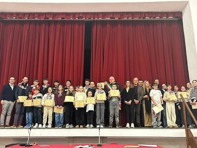 Attestato di merito ai giovani atleti seravezzini nella tradizionale cerimonia di premiazione del Comune. Oltre centoventi i premiati in diverse discipline.